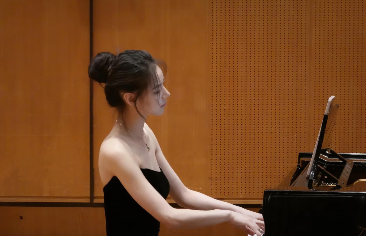 The RIGHT way to sit at the piano!