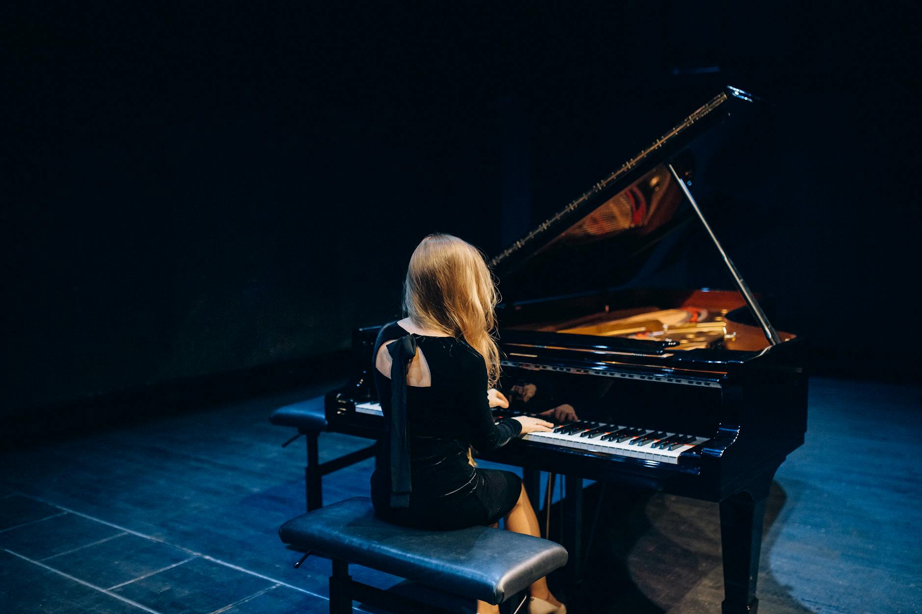 Pianist playing piano with good posture - stop back pain while playing - Benchoom