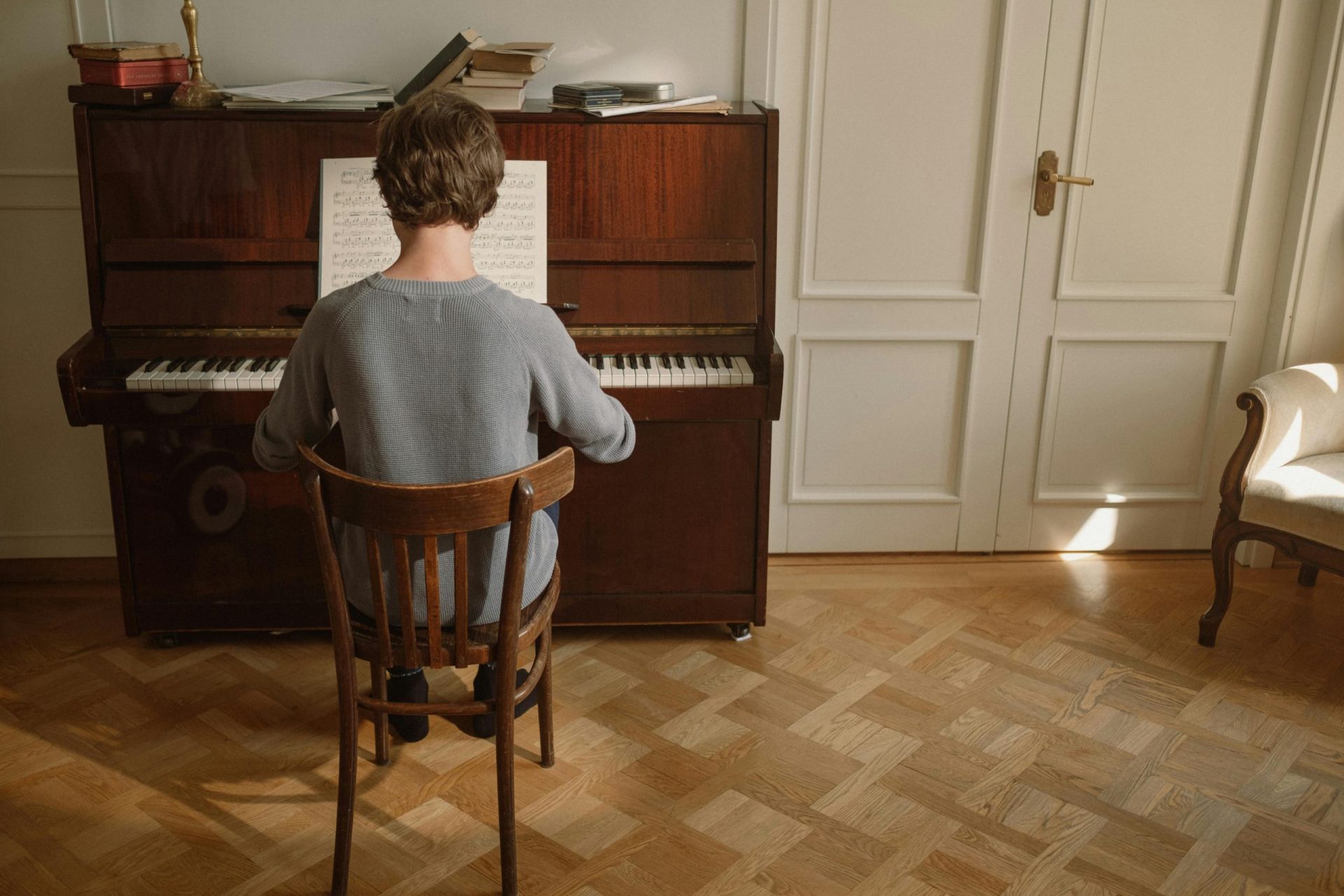 Piano Bench vs Office Chair: Can You Use a Regular Chair for Piano?