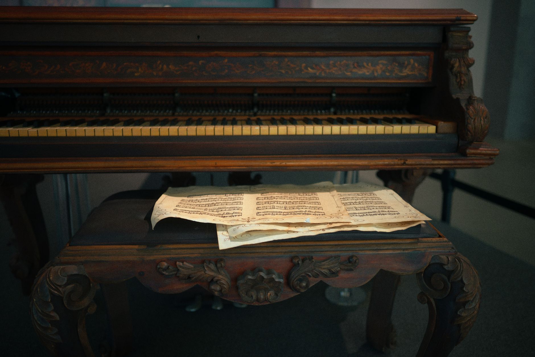 Wooden Piano Bench: Walnut, Oak & Beech Compared (2026)